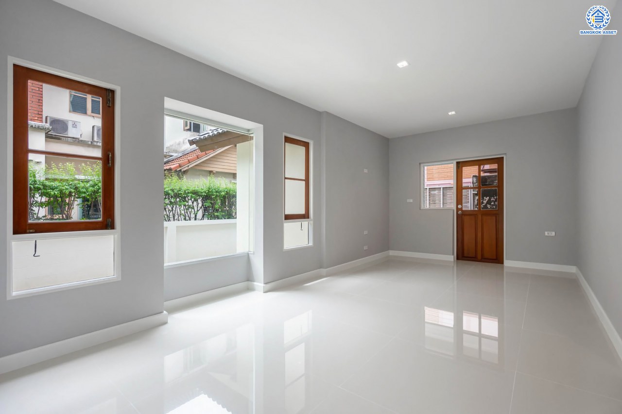 บ้านมือสองตกแต่งใหม่ แบรนด์ Q.House ม.ลัดดารมย์ ปิ่นเกล้า หลังใหญ่ตกแต่งเรียบหรู เนื้อที่ 92.8 ตร.ว. พื้นที่ใช้สอยเยอะถึง 320 ตร.ม. ฟังก์ชันจัดเต็ม 3 ห้องนอน 4 ห้องน้ำ 1 ห้องอเนกประสงค์ 1 ห้องแม่บ้าน จอดรถได้ 4 คัน พร้อม Living Room กว้าง บนทำเลศักยภาพ ใกล้เซ็นทรัลเวสต์เกต, วงเวียนพระราม5, ทางด่วน "กาญจนาภิเษก" และรถไฟฟ้า "สถานีตลาดบางใหญ่"